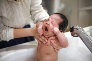 when to start baby baths