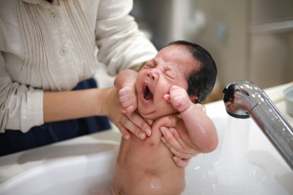 when to start baby baths